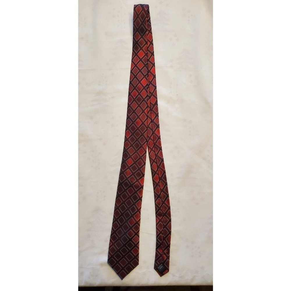 Kenneth Cole Reaction Necktie Red Diamond Pattern 100 Percent Silk Mens - Picture 2 of 3